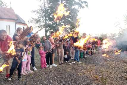 MALIŠANI UŽIVALI U OBIČAJU U Jutrogošti održano tradicionalno paljenje lila i kulturno-umjetnički program (FOTO)