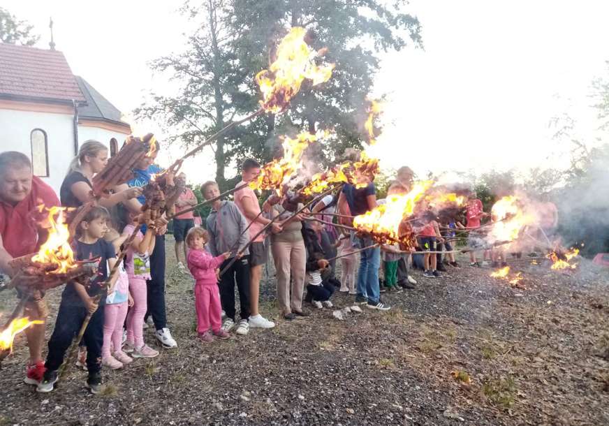 MALIŠANI UŽIVALI U OBIČAJU U Jutrogošti održano tradicionalno paljenje lila i kulturno-umjetnički program (FOTO)