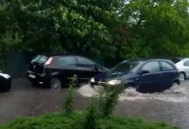 Snažna oluja: Palo drvo na automobil u kome je bilo dvoje djece (VIDEO)