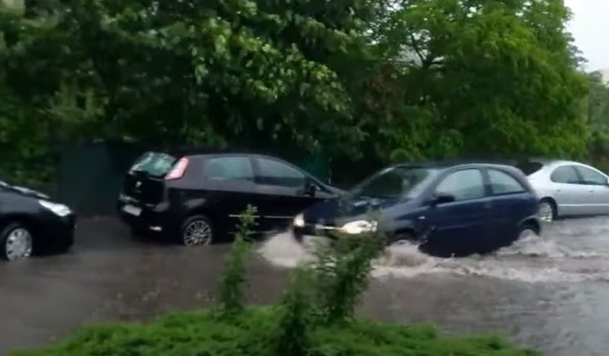 Snažna oluja: Palo drvo na automobil u kome je bilo dvoje djece (VIDEO)