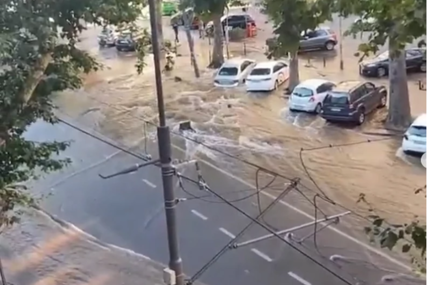 HAVARIJA U CENTRU GRADA Poplavljene ulice i automobili u Beogradu (FOTO)