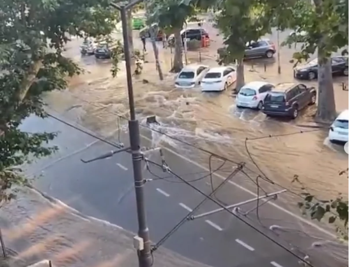 HAVARIJA U CENTRU GRADA Poplavljene ulice i automobili u Beogradu (FOTO)
