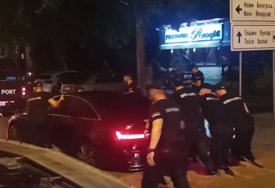 Haos u Beogradu zbog poplava: Policajci spasavali ljude i izvlačili automobile (VIDEO)