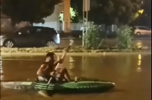 Čamcem kroz poplavljeni grad: Tokom nevremena u Beogradu, pojedini građani su se snašli za prevoz (VIDEO)