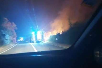 Požar kod Bileće se oteo kontroli: Vatra se spustila do magistralnog puta (VIDEO)