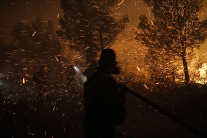 VATRENA STIHIJA NE JENJAVA Vatrogasci tokom noći branili sela na području Krasa