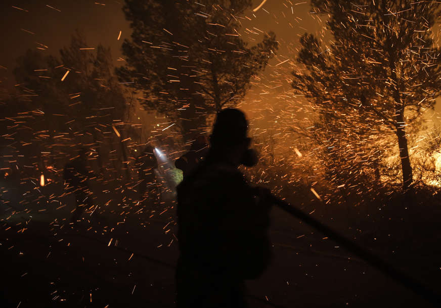 GRČKA U PLAMENU Zbog požara evakuisano devet područja i jedna bolnica (VIDEO)