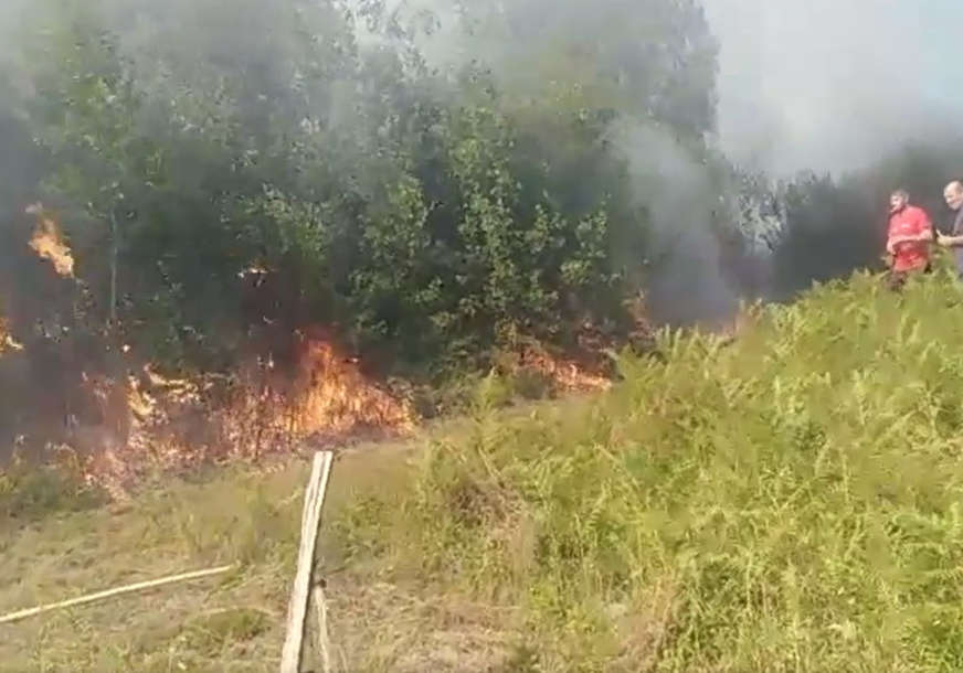 Vatrogasci i mještani gase vatru: Izbio požar u Potkozarju kod Banjaluke (VIDEO)