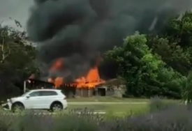 GORE BARAKE Veliki požar u blizini kružnog toka (VIDEO)