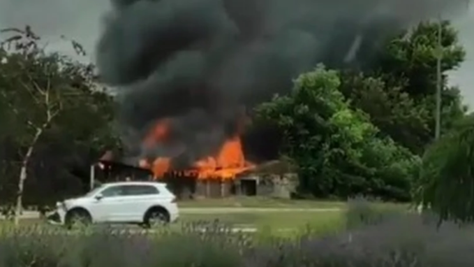 GORE BARAKE Veliki požar u blizini kružnog toka (VIDEO)