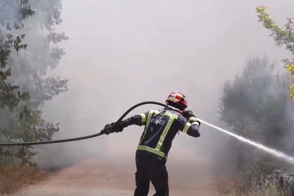 VJETAR OTEŽAVA GAŠENJE Veliki požar kod Boračkog jezera, vatra zahvatila borovu šumu