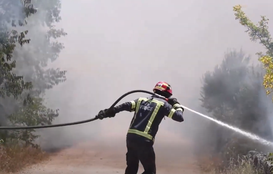 VATROGASCI BDIJU Požar na Krasu pod kontrolom, na dežurstvu 700 vatrogasaca