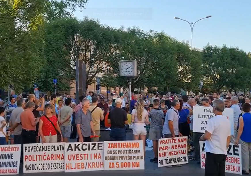 "Nećemo plate, hoćemo obećanja!" Protest građana i u Banjaluci zbog poskupljenja i malih primanja (VIDEO, FOTO)