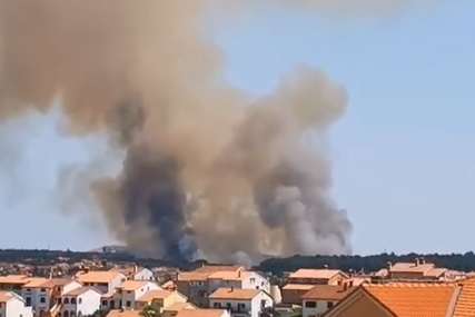 Oblak dima iznad grada: Veliki požar u Puli, sve snage na terenu (VIDEO)