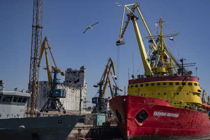 Nakon dana čekanja stigao u luku: Prvi turski brod natovaren žitaricama iz Ukrajine usidrio se u turskoj luci Derindže