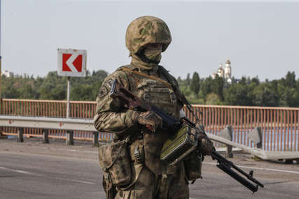OBLAK DIMA IZNAD HERSONA Ukrajinska artiljerija pogodila glavni most na Dnjepru (VIDEO)