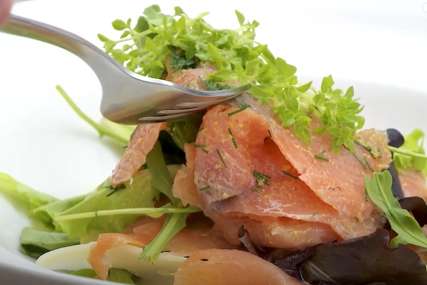 Bolja je od ruske, gotova za 15 minuta: Salata sa lososom i majonezom