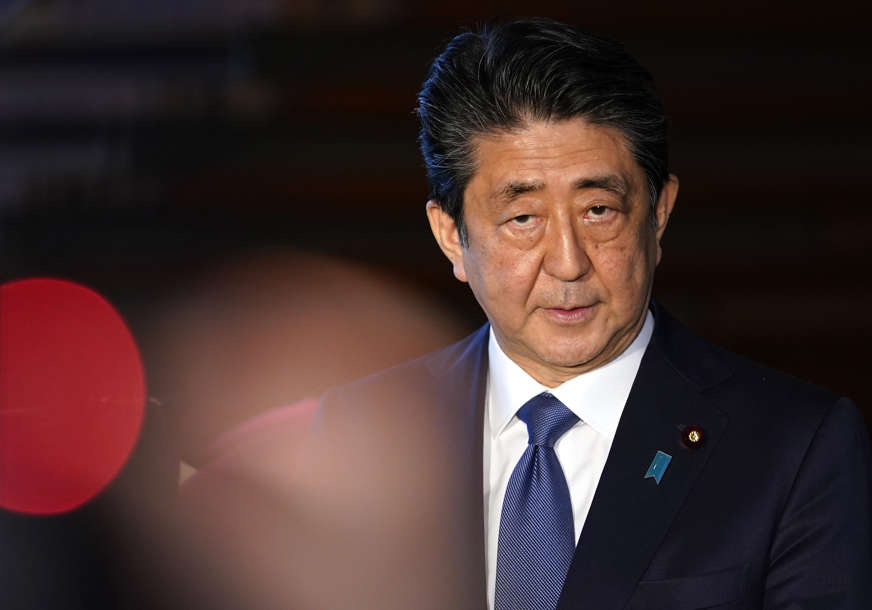 NAPADNUT S LEĐA Na političkom skupu upucan bivši premijer Japana