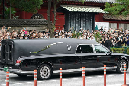 SAHRANJEN ŠINZO ABE Bivši premijer Japana kremiran na privatnoj ceremoniji