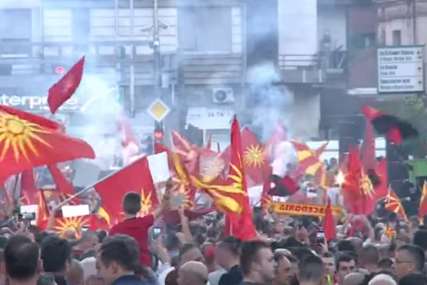 GAĐALI ZGRADU VLADE JAJIMA Ponovo protesti u Skoplju, demonstranti se sukobili s policijom