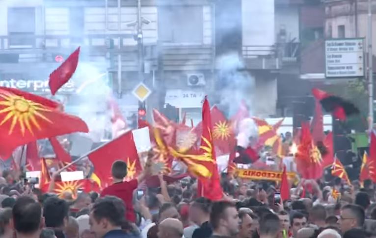 GAĐALI ZGRADU VLADE JAJIMA Ponovo protesti u Skoplju, demonstranti se sukobili s policijom