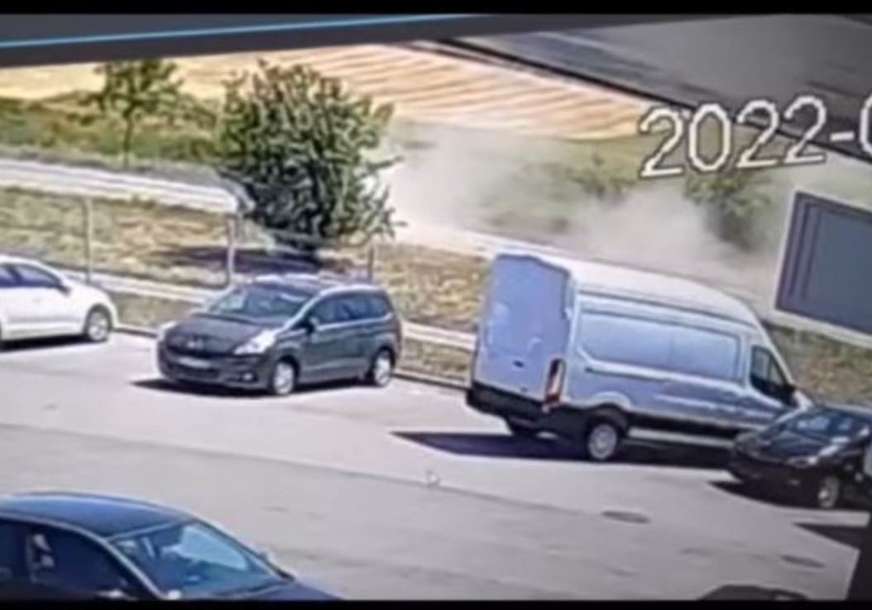 JEZIV SNIMAK PREVRTANJA AUTOMOBILA Povrijeđene dvije osobe, u vozilu bila i djeca (VIDEO)