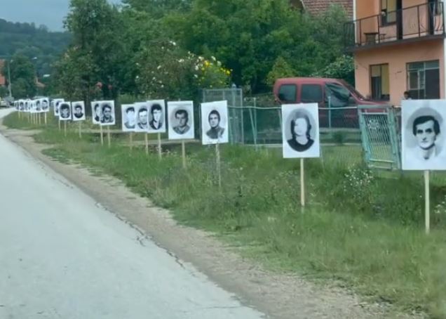 Premještene u dvorišta kuća: Policija naredila uklanjanje fotografija ubijenih Srba s puta prema Potočarima (VIDEO)