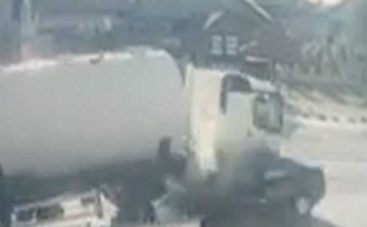JEZIV SNIMAK Kamere zabilježile stravični sudar automobila i cisterne kod Lukavca (VIDEO)