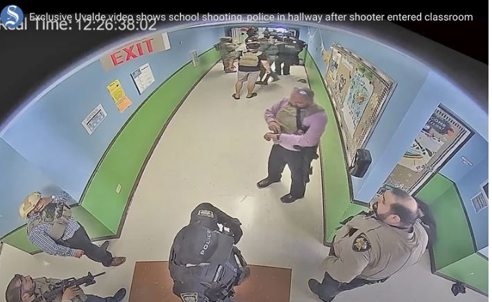 Šta su radili policajci TOKOM MASAKRA: Objavljen snimak pucnjave u školi u Teksasu (VIDEO)