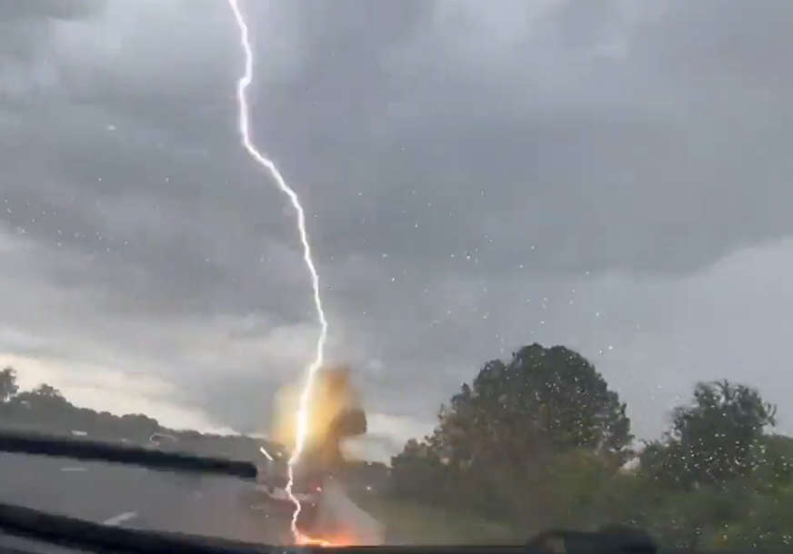 Meteorolozi zanijemili zbog prizora: Žena snimila udar munje u automobil u kome su bili njen muž i djeca (VIDEO)