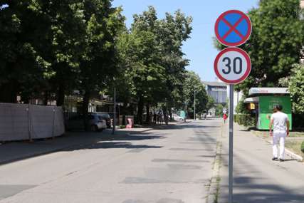 Obratiti pažnju na znakove: Nema parkiranja u Ulici bana Lazarevića, a ovo je razlog (FOTO)