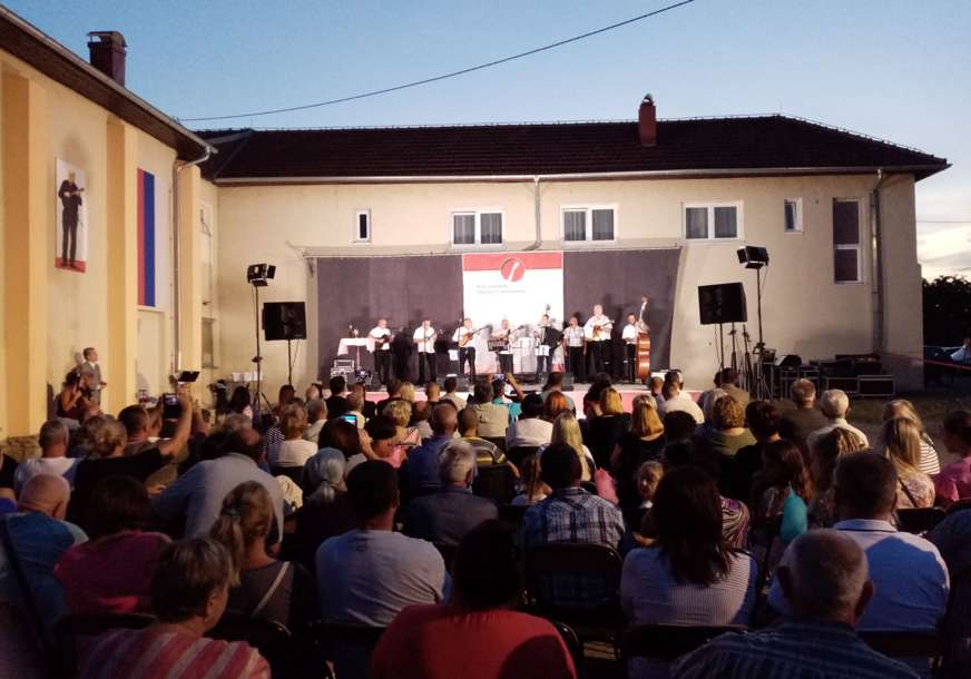 Prijedorsko ljeto kulture: Na međunarodnom festivalu tamburaša pet orkestara (FOTO)