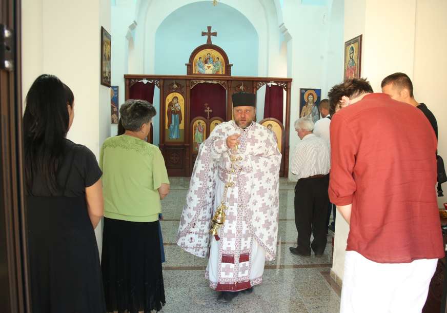 Pomen Glamočanima koje su pobile ustaše: Na liturgiji u manastiru Veselinje za duše stradalih se molili i zemljaci iz Beograda i Beča (FOTO)