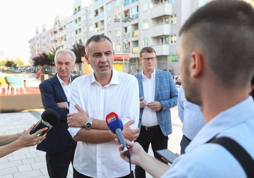 U rokenrol fazonu: Da li majica Božovića otkriva kako će izgledati kampanja SDS (FOTO)