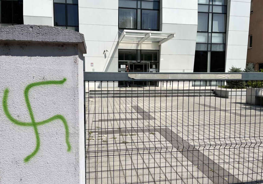 Ponovo uhapšen Moconja zbog istog krivičnog djela: Nacrtao KUKASTI KRST na zgradi suda u Banjaluci
