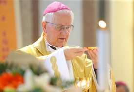 "Svi članovi banjalučke biskupije budite odani novom biskupu" Komarica ove riječi uputio na rastanku
