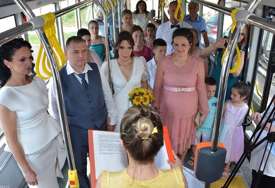 Jovana i Goran se vjenčali u autobusu "Tu se i rodila naša ljubav" (VIDEO)