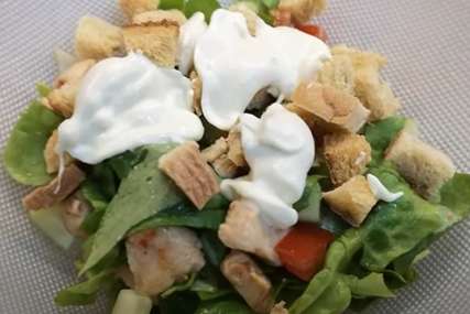 Za vreline: Osvježavajuća zelena salata sa ćuretinom