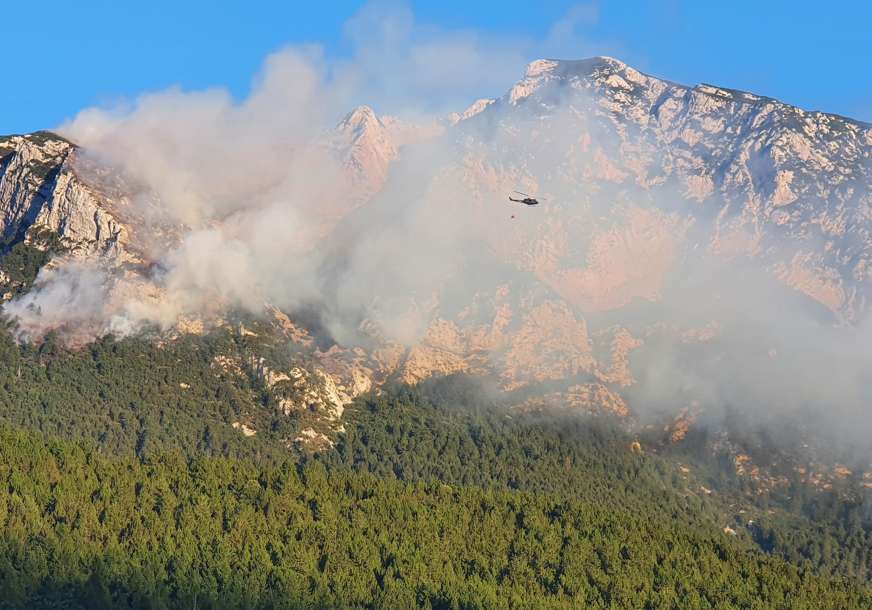 Požar bio pod kontrolom, pa se ponovo aktivirao: Helikopter Oružanih snaga BiH gasio vatrenu stihiju na Čvrsnici (VIDEO)