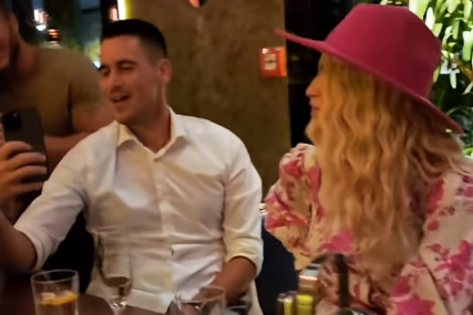 Na proslavi Đokovića pojavila se djevojka njegovog brata: Sa šeširom u kafiću rijetko ko ju je prepoznao (VIDEO)