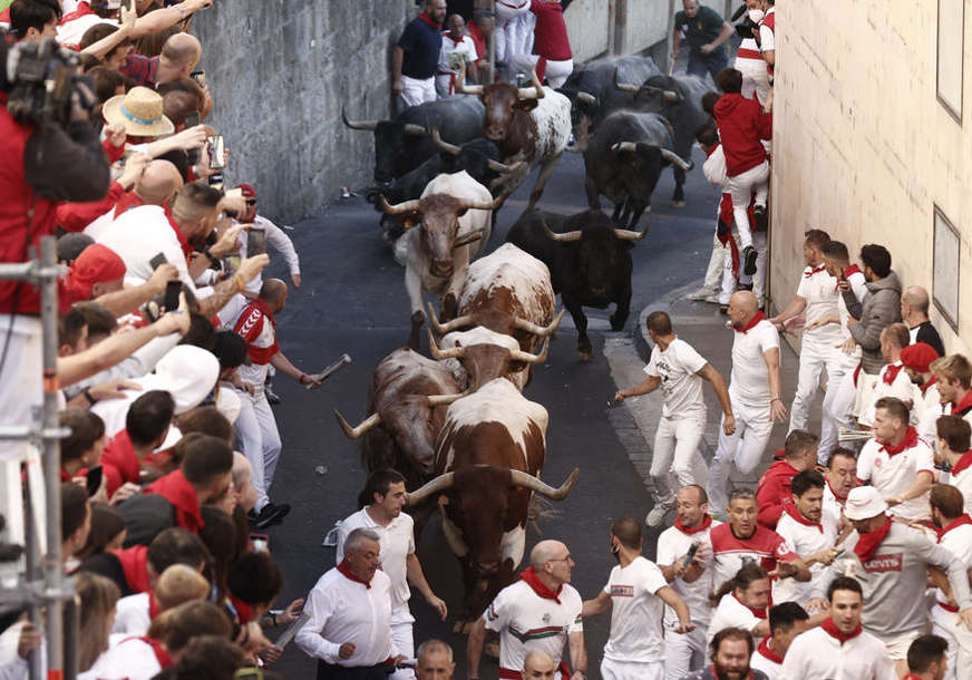 Španci ne odustaju od tradicije: Povrijeđeno 7 osoba u trci sa bikovima