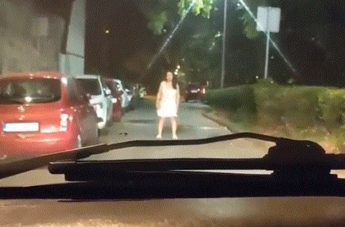 Žena usred noći u bijeloj spavaćici ISKOČILA PRED AUTOMOBIL, vozač ostao u šoku (VIDEO)