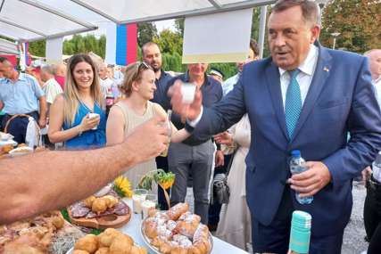 I Dodik probao proizvode: Žene SNSD organizovale "Veče domaće kuhinje" u Prijedoru (FOTO)