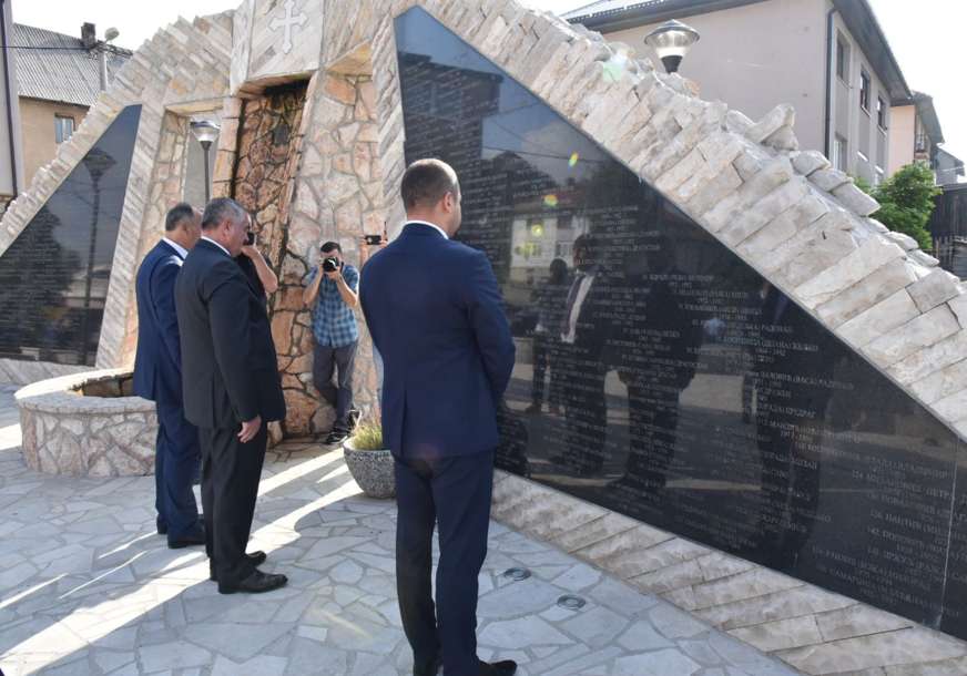 Višković u Kalinoviku: Premijer položio vijenac na spomenik palim borcima Vojske Republike Srpske (FOTO)