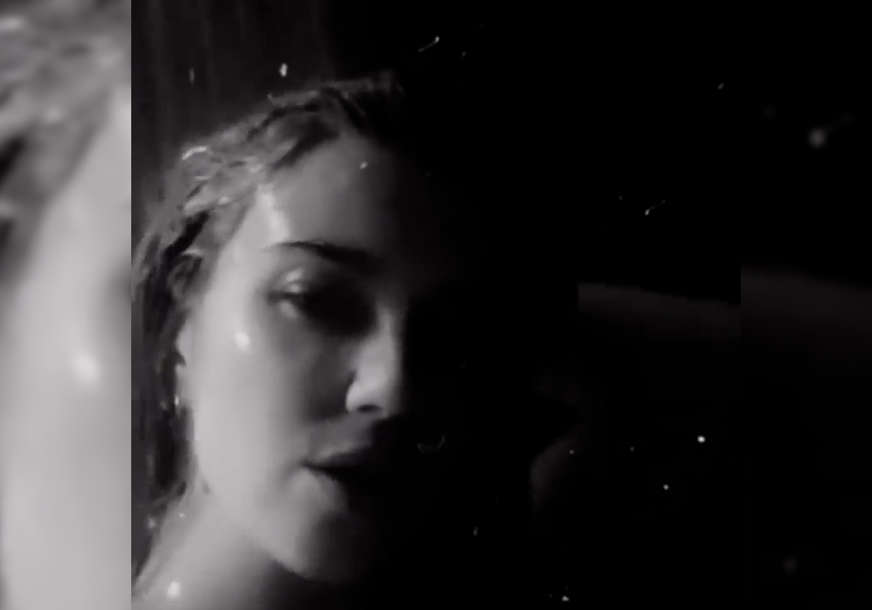 Kija Kockar se snimala u tuš kabini: Okrenula leđa kameri dok je sapunicu ispirala iz kose (VIDEO)