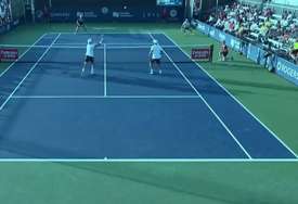 Ovo se rijetko viđa na teniskim mečevima: Evo šta se desi kad je jedan teren previše blizu drugog (VIDEO)