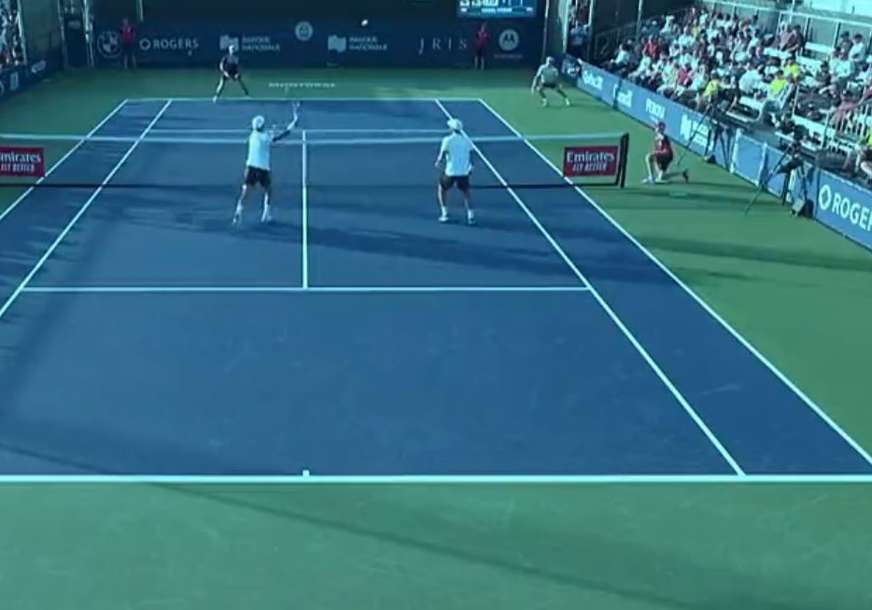 Ovo se rijetko viđa na teniskim mečevima: Evo šta se desi kad je jedan teren previše blizu drugog (VIDEO)