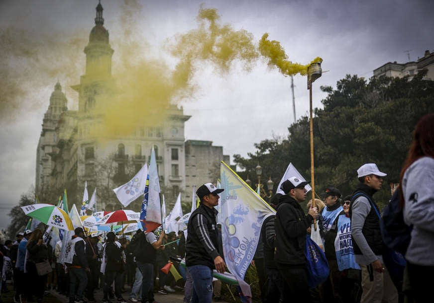 U sukobima povrijeđeno najmanje 7 policajaca: Potpredsjednica Argentine pozvala pristalice na prekid demonstracija