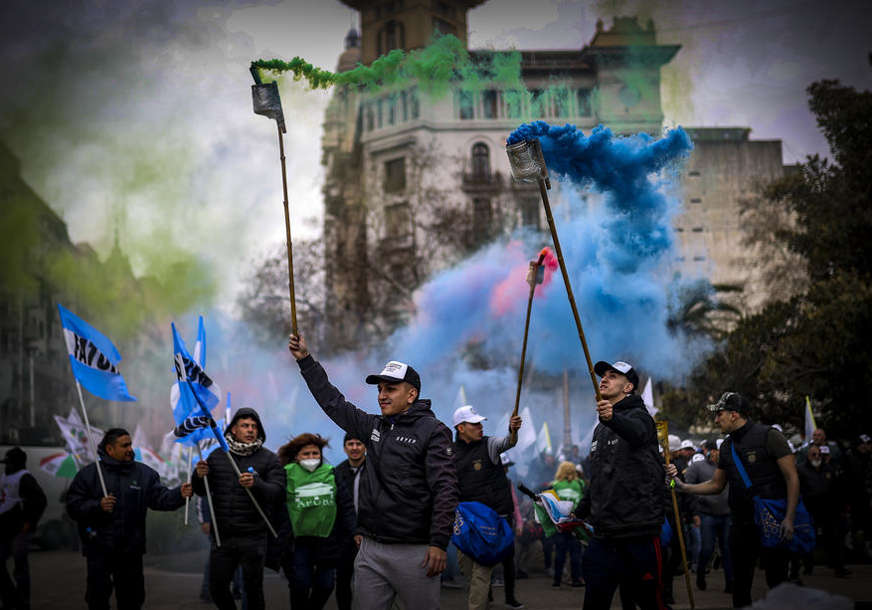 Bijesni Argentinci blokirali Buenos Ajres: Masovni protesti zbog ekonomske krize (FOTO)