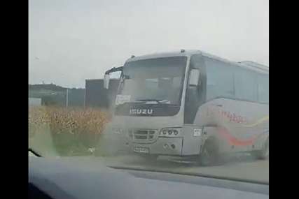 Potpuno obustavljen saobraćaj: Zapalio se autobus na putu kod Doboja (VIDEO)